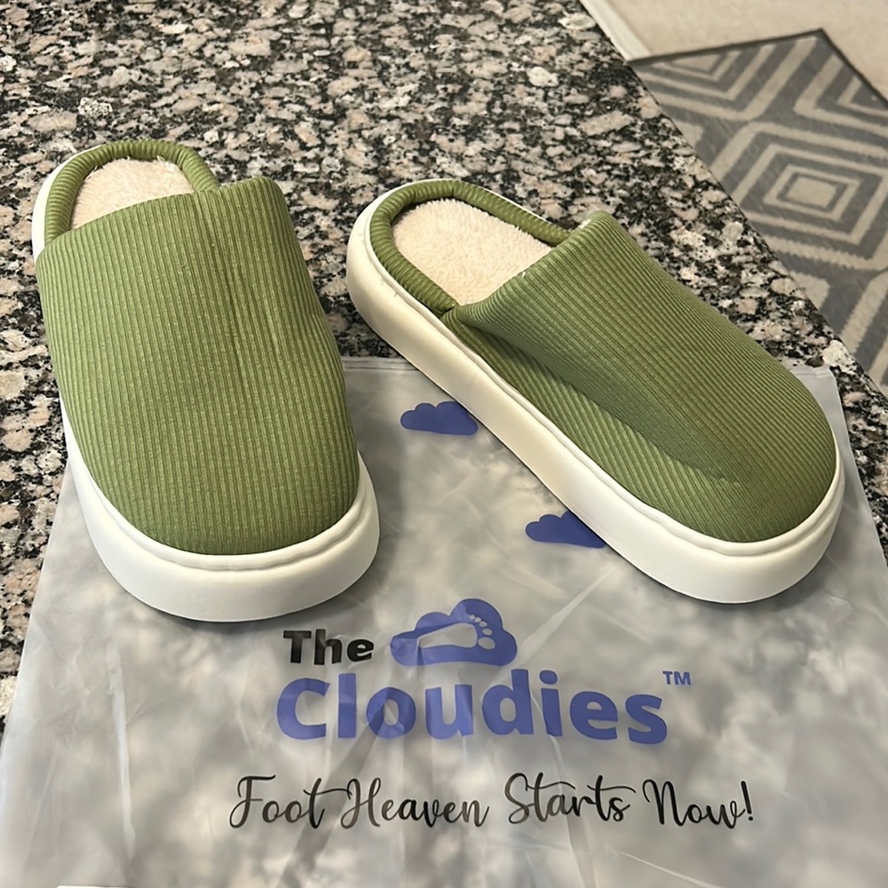 The cloudies slippers! Flummys slides, size 10, brand new, never worn.